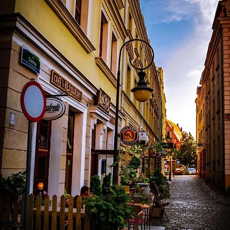 Black Pearl Family In Centrum Stettin